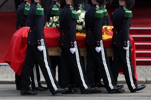 Soldiers from the King's guard carry the casket of King Harald V of Norway for the funeral service into the Cathedral in Oslo on September 9, 2026. (Photo by Odd ANDERSEN / AFP)