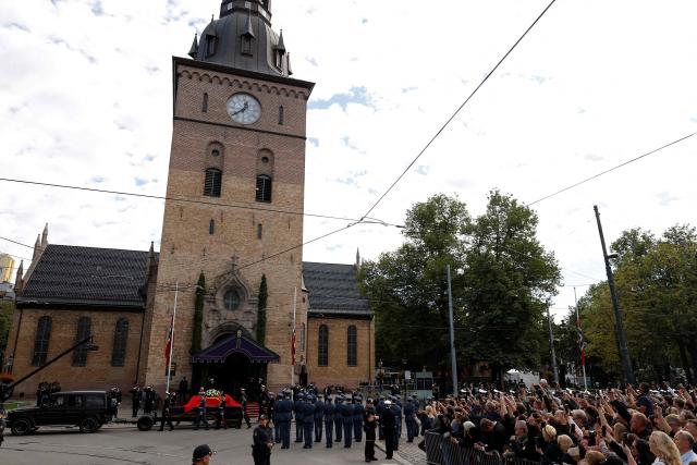 Spectators watch as the casket of King Harald V of Norway arrives after a royal procession for the funeral service in front of the Cathedral in Oslo on September 9, 2026. (Photo by Odd ANDERSEN / AFP)