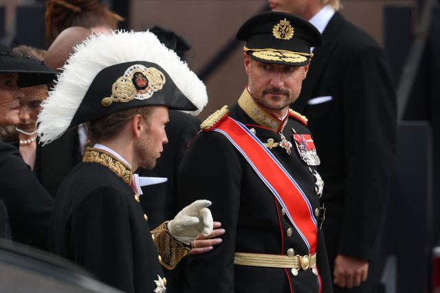 King Haakon VIII of Norway (R) speaks with Lord Chamberlain and Chief of the Royal Court of Norway Olav Heian-Engdal (C) next to Queen Mette-Marit of Norway (L) after the funeral service for late King Harald V of Norway before the casket is moved in a procession from Oslo Cathedral to Akershus Castle in Oslo, Norway, on September 9, 2026. (Photo by Odd ANDERSEN / AFP)