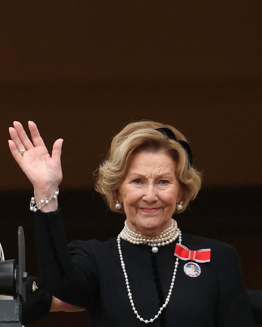Queen Sonja of Norway waves to the public from the balcony of the Royal Palace in Oslo, Norway, after Norway's late King Harald V was laid to rest at Akershus Castle, on September 9, 2026. (Photo by Odd ANDERSEN / AFP)
