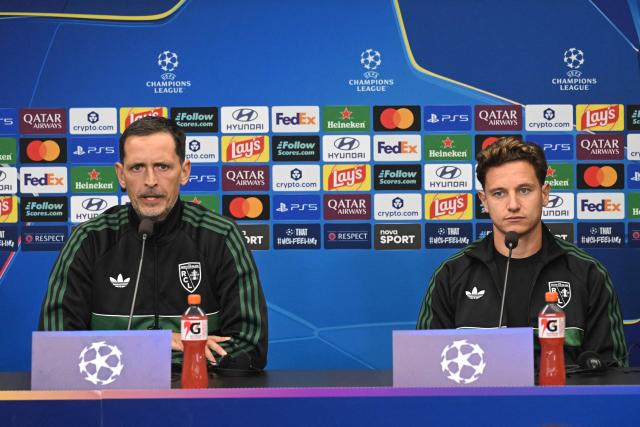 Lens' German headcoach Dino Toppmoeller (L) and Lens' French forward #10 Florian Thauvin address a press conference in Prague on September 9, 2026, on the eve of the UEFA Champions League match between RC Lens and Salvia Prague. (Photo by Michal Cizek / AFP)