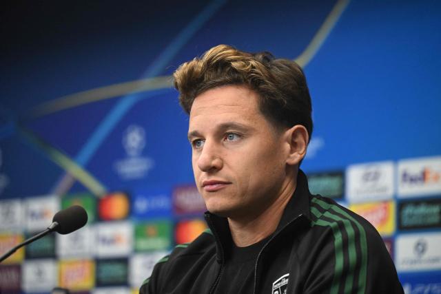 Lens' French forward #10 Florian Thauvin addresses a press conference in Prague on September 9, 2026, on the eve of the UEFA Champions League match between RC Lens and Salvia Prague. (Photo by Michal Cizek / AFP)