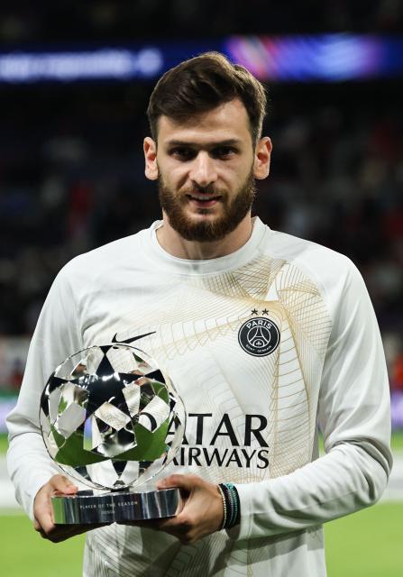 Paris Saint-Germain's Georgian forward #07 Khvicha Kvaratskhelia celebrates as he receives the UEFA Champions League Trophy for best player for the season 2025-2026 prior to the UEFA Champions League, league phase, matchday 1, football match between Paris Saint-Germain (PSG) and Slovan Bratislava at the Parc des Princes Stadium in Paris on September 9, 2026. (Photo by Anne-Christine POUJOULAT / AFP)