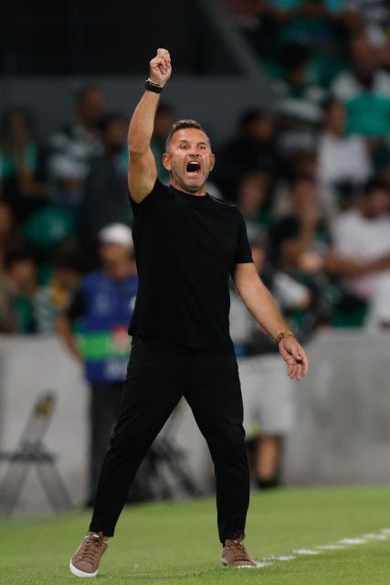 Galatasaray's Turkish coach Okan Buruk gestures to players during the UEFA Champions League first round day 1 football match between Sporting CP and Galatasaray at Jose Alvalade stadium in Lisbon on September 9, 2026. (Photo by FILIPE AMORIM / AFP)