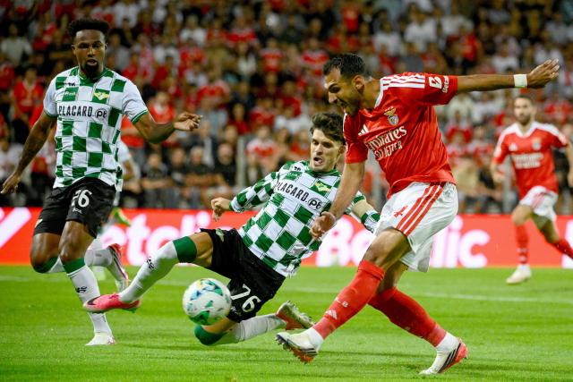 Benfica's Greek forward #14 Vangelis Pavlidis (R) kicks the ball past Moreirense's Portuguese defender #76 Dinis Pinto during the Portuguese League football match between Moreirense FC and SL Benfica at Comendador Joaquim de Almeida Freitas stadium in Moreira de Conegos on September 9, 2026. (Photo by Miguel RIOPA / AFP)