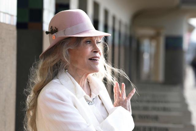 US actress Faye Dunaway poses after unveiling a beach cabin dedicated to her during the 52nd edition of the Deauville American film festival, in Deauville, northwestern France on September 9, 2026. (Photo by Alain JOCARD / AFP)