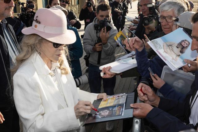 US actress Faye Dunaway signs autographs after unveilling a beach cabin dedicated to her  during the 52nd edition of the Deauville American film festival, in Deauville, northwestern France on September 9, 2026. (Photo by Alain JOCARD / AFP)
