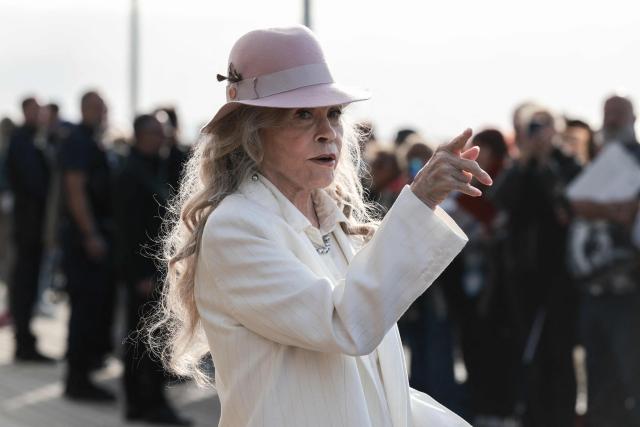 US actress Faye Dunaway reacts after unveilling a beach cabin dedicated to her during the 52nd edition of the Deauville American film festival, in Deauville, northwestern France on September 9, 2026. (Photo by Alain JOCARD / AFP)