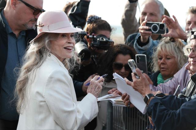 US actress Faye Dunaway signs autographs after unveilling a beach cabin dedicated to her  during the 52nd edition of the Deauville American film festival, in Deauville, northwestern France on September 9, 2026. (Photo by Alain JOCARD / AFP)