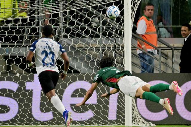 Palmeiras' Argentine defender #04 Agustin Giay (R)  heads the ball to score a goal during the Copa Libertadores quarter-final first leg football match between Brazil's Palmeiras and Ecuador's Liga de Quito at the Allianz Parque stadium in Sao Paulo, Brazil on September 9, 2026. (Photo by NELSON ALMEIDA / AFP)