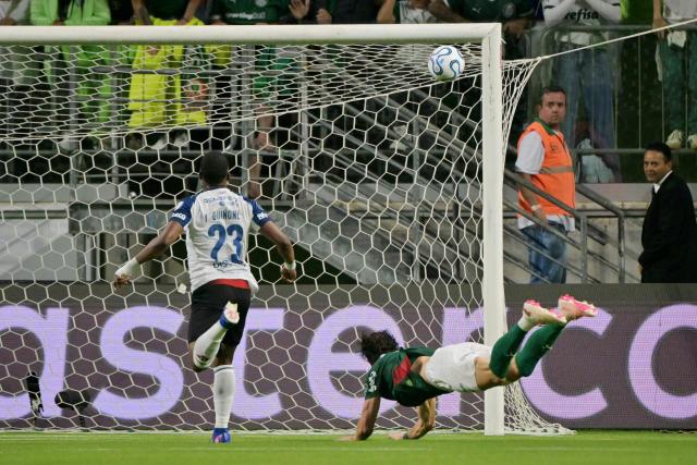 Palmeiras' Argentine defender #04 Agustin Giay (R)  heads the ball to score a goal during the Copa Libertadores quarter-final first leg football match between Brazil's Palmeiras and Ecuador's Liga de Quito at the Allianz Parque stadium in Sao Paulo, Brazil on September 9, 2026. (Photo by NELSON ALMEIDA / AFP)
