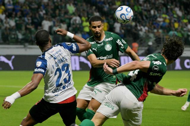 Liga de Quito's forward #23 Yerlin Quinonez fights for the ball with Palmeiras' defender #26 Murilo (C) and Argentine defender #04 Agustin Giay during the Copa Libertadores quarter-final first leg football match between Brazil's Palmeiras and Ecuador's Liga de Quito at the Allianz Parque stadium in Sao Paulo, Brazil on September 9, 2026. (Photo by NELSON ALMEIDA / AFP)