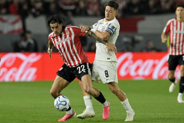 Estudiantes' midfielder #22 Alexis Castro and Corinthians' Argentine midfielder #8 Rodrigo Garro fight for the ball during the Copa Libertadores quarter-final first leg football match between Argentina's Estudiantes de La Plata and Brazil's Corinthians at the Jorge Luis Hirschi stadium in La Plata, Buenos Aires province, Argentina on September 9, 2026. (Photo by JUAN MABROMATA / AFP)