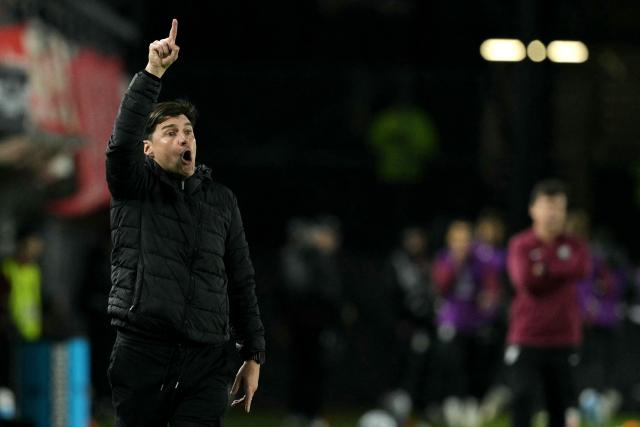 Estudiantes' Uruguayan head coach Alexander Medina gestures during the Copa Libertadores quarter-final first leg football match between Argentina's Estudiantes de La Plata and Brazil's Corinthians at the Jorge Luis Hirschi stadium in La Plata, Buenos Aires province, Argentina on September 9, 2026. (Photo by JUAN MABROMATA / AFP)