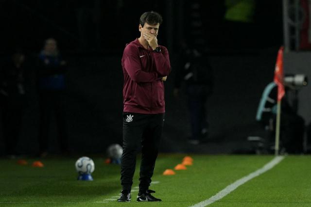 Corinthians' head coach Fernando Diniz looks on during the Copa Libertadores quarter-final first leg football match between Argentina's Estudiantes de La Plata and Brazil's Corinthians at the Jorge Luis Hirschi stadium in La Plata, Buenos Aires province, Argentina on September 9, 2026. (Photo by JUAN MABROMATA / AFP)