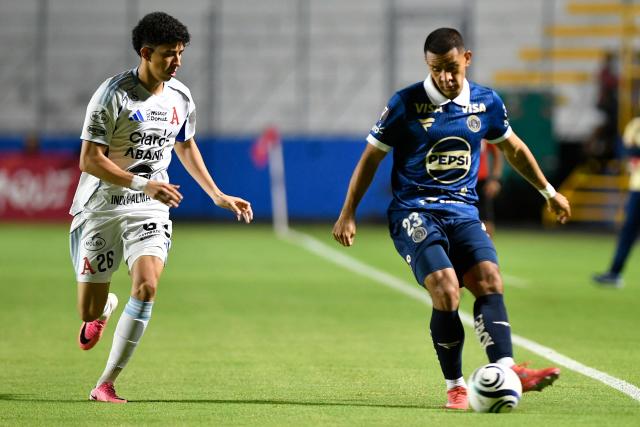 Alianza's forward #26 Noel Rivera and Motagua's midfielder #23 Alejandro Reyes fight for the ball during the first-leg quarterfinal football match of the Concacaf Central American Cup between Honduras' Motagua and El Salvador's Alianza FC at the Chelato Ucles National Stadium in Tegucigalpa on September 9, 2026. (Photo by Orlando SIERRA / AFP)