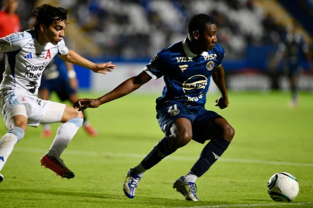 Alianza's midfielder #08 Harold Osorio and Motagua's forward #21 Jesus Batiz fight for the ball during the first-leg quarterfinal football match of the Concacaf Central American Cup between Honduras' Motagua and El Salvador's Alianza FC at the Chelato Ucles National Stadium in Tegucigalpa on September 9, 2026. (Photo by Orlando SIERRA / AFP)