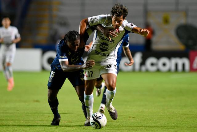 Motagua's defender #35 Cristopher Melendez and Alianza's forward #17 Francis Castillo fight for the ball during the first-leg quarterfinal football match of the Concacaf Central American Cup between Honduras' Motagua and El Salvador's Alianza FC at the Chelato Ucles National Stadium in Tegucigalpa on September 9, 2026. (Photo by Orlando SIERRA / AFP)