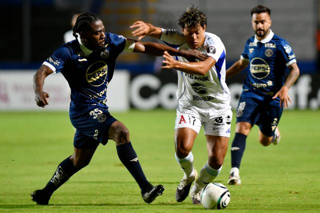 Motagua's defender #35 Cristopher Melendez and Alianza's forward #17 Francis Castillo fight for the ball during the first-leg quarterfinal football match of the Concacaf Central American Cup between Honduras' Motagua and El Salvador's Alianza FC at the Chelato Ucles National Stadium in Tegucigalpa on September 9, 2026. (Photo by Orlando SIERRA / AFP)