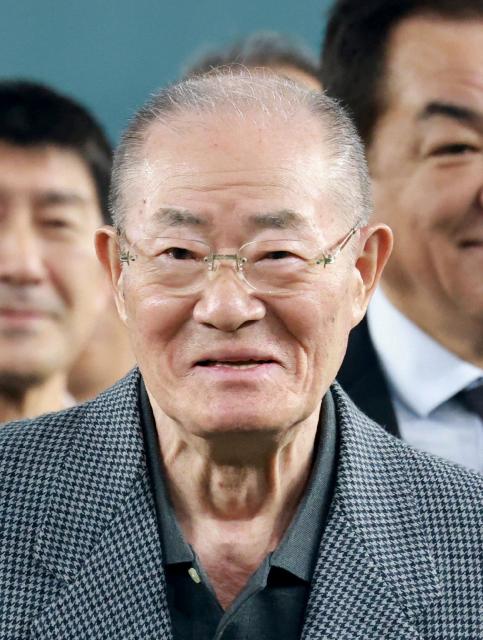 This picture taken on November 30, 2024 shows former Japanese baseball player Isao Hairmoto in Tokyo. Japanese baseball great Isao Harimoto, who survived the atomic bombing of Hiroshima and became the first player from his country to reach 3,000 hits, has died at 86, reports said on September 10, 2026. (Photo by JIJI PRESS / AFP) / Japan OUT