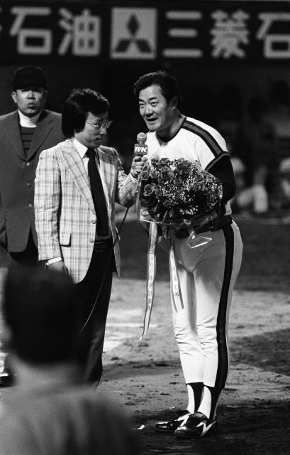 This picture taken on May 28, 1980 shows former Japanese baseball player Isao Hairmoto (R) in Kawasaki. Japanese baseball great Isao Harimoto, who survived the atomic bombing of Hiroshima and became the first player from his country to reach 3,000 hits, has died at 86, reports said on September 10, 2026. (Photo by JIJI PRESS / AFP) / Japan OUT