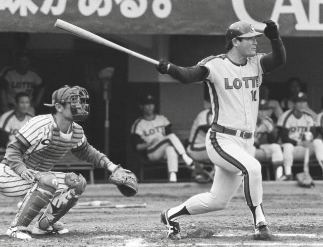 This picture taken on June 15, 1980 shows former Japanese baseball player Isao Hairmoto (R) in Tokyo. Japanese baseball great Isao Harimoto, who survived the atomic bombing of Hiroshima and became the first player from his country to reach 3,000 hits, has died at 86, reports said on September 10, 2026. (Photo by JIJI PRESS / AFP) / Japan OUT