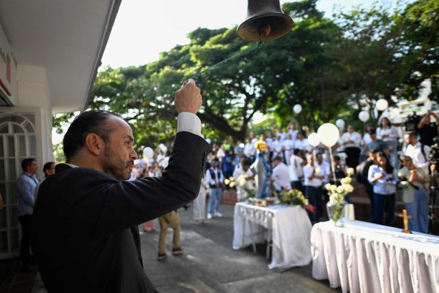 Cali’s mayor Alejandro Eder rings a bell during a ceremony in honor of the victims of the 7.4- magnitude earthquake one month after the tragedy at Maria Inmaculada Church, near Torres del Limonar, in Cali, Colombia on September 10, 2026. (Photo by Joaquin SARMIENTO / AFP)