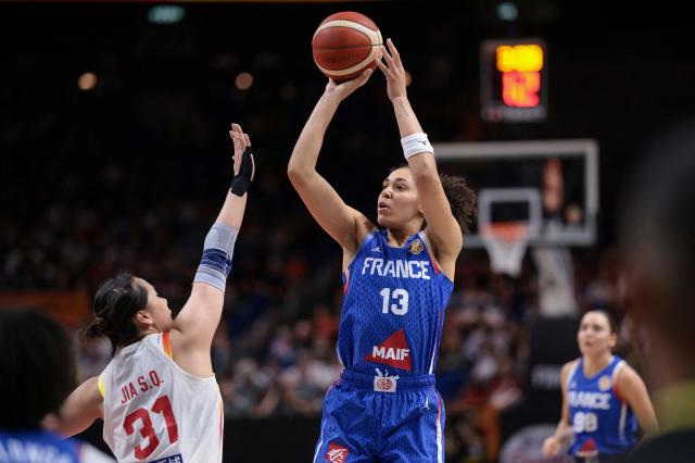 France's forward #13 Janelle Salaun jumps to shoot past China's forward #31 Jia Saiqi during the 2026 FIBA Women's Basketball World Cup quarter-final match between China and France at the Berlin Arena in Berlin on September 10, 2026. (Photo by Ronny HARTMANN / AFP)