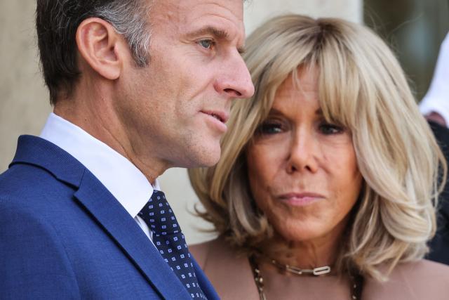 French President Emmanuel Macron (L) and his wife Brigitte Macron wait for the arrival of Vietnam's President and his wife at the Elysee Palace in Paris on September 10, 2026. (Photo by Ludovic MARIN / AFP)