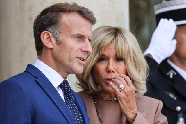 French President Emmanuel Macron (L) and his wife Brigitte Macron wait for the arrival of Vietnam's President and his wife at the Elysee Palace in Paris on September 10, 2026. (Photo by Ludovic MARIN / AFP)