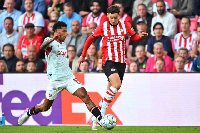 Shakhtar Donetsk's Brazilian defender #17 Vinicius Tobias (L) fights for the ball with PSV Eindhoven's Dutch forward #07 Ruben van Bommel  during the UEFA Champions League - League phase, Matchday 1 - football match between PSV Eindhoven and FC Shakhtar Donetsk at the Philips Stadium in Eindhoven on September 10, 2026. (Photo by NICOLAS TUCAT / AFP)