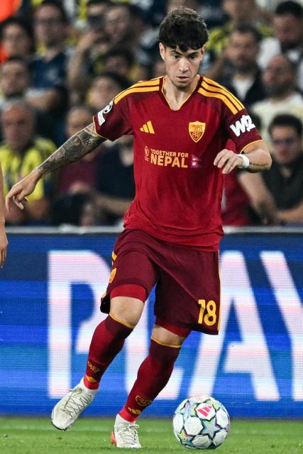 AS Roma's Argentine forward #18 Matias Soule runs with the ball during the UEFA Champions League first round day 1 football match between Fenerbahce SK and AS Roma at the Fenerbahce Chobani stadium in Istanbul on September 10, 2026. (Photo by Ozan KOSE / AFP)