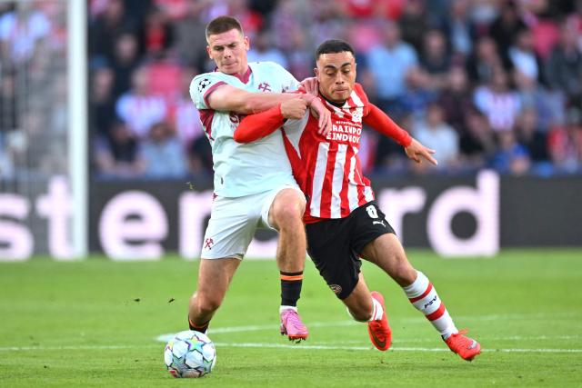 Shakhtar Donetsk's Ukrainian midfielder #27 Oleh Ocheretko (L) fights for the ball with PSV Eindhoven's US defender #08 Sergino Dest  during the UEFA Champions League - League phase, Matchday 1 - football match between PSV Eindhoven and FC Shakhtar Donetsk at the Philips Stadium in Eindhoven on September 10, 2026. (Photo by NICOLAS TUCAT / AFP)