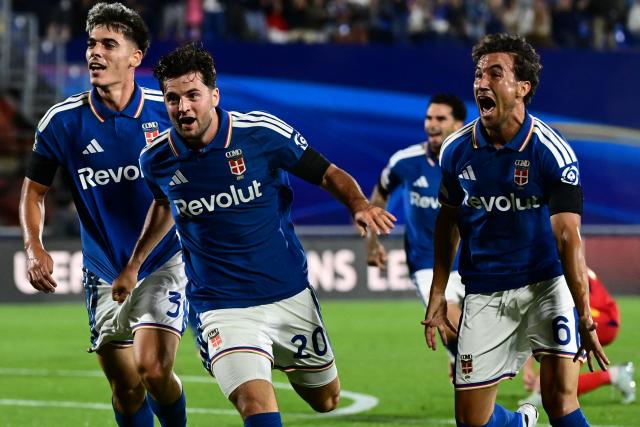 Como's Croatian midfielder #20 Martin Baturina (C) celebrates with teammates after scoring his team's first goal during the UEFA Champions League, league phase, matchday 1, football match between Como 1907 and RB Leipzig at the Giuseppe Sinigaglia stadium in Como, on September 10, 2026. (Photo by PIERO CRUCIATTI / AFP)