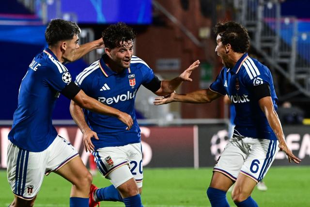 Como's Croatian midfielder #20 Martin Baturina (C) celebrates with teammates after scoring his team's first goal during the UEFA Champions League, league phase, matchday 1, football match between Como 1907 and RB Leipzig at the Giuseppe Sinigaglia stadium in Como, on September 10, 2026. (Photo by PIERO CRUCIATTI / AFP)