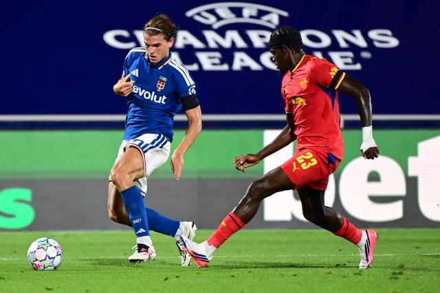Como's Argentinian midfielder #10 Nicolas Paz fights for the ball with Leipzig's French defender #23 Castello Lukeba during the UEFA Champions League, league phase, matchday 1, football match between Como 1907 and RB Leipzig at the Giuseppe Sinigaglia stadium in Como, on September 10, 2026. (Photo by PIERO CRUCIATTI / AFP)