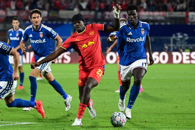 Leipzig's French defender #23 Castello Lukeba fights for the ball with Como's Senegalese forward #11 Assane Diao during the UEFA Champions League, league phase, matchday 1, football match between Como 1907 and RB Leipzig at the Giuseppe Sinigaglia stadium in Como, on September 10, 2026. (Photo by PIERO CRUCIATTI / AFP)