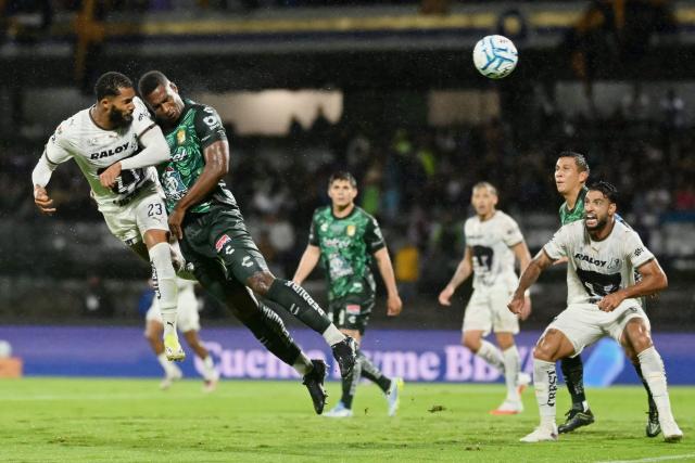 Pumas' Brazilian forward #23 Juninho Vieira (R) heads the ball and scores the opening goal during the Liga MX Apertura tournament football match between Pumas and Leon at the University Olympic Stadium in Mexico City on September 10, 2026. (Photo by CARL DE SOUZA / AFP)