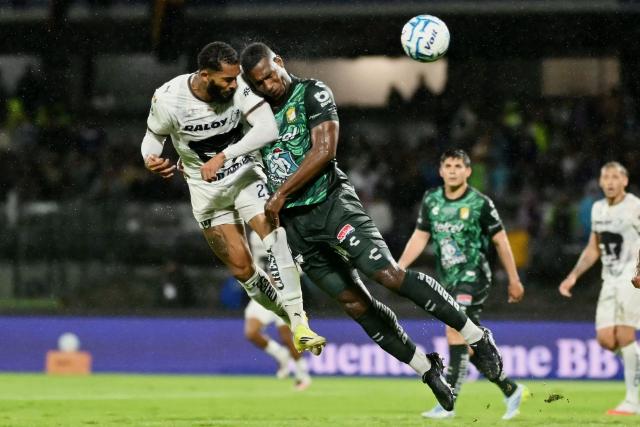 Pumas' Brazilian forward #23 Juninho Vieira (R) heads the ball and scores the opening goal during the Liga MX Apertura tournament football match between Pumas and Leon at the University Olympic Stadium in Mexico City on September 10, 2026. (Photo by CARL DE SOUZA / AFP)