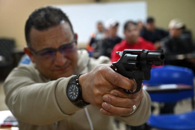 A private security guard participates in a weapons training session at the Americana Security Academy in Bogota on September 11, 2026. Colombia's right-wing President Abelardo de la Espriella relaxed gun carry laws on September 8, saying he wanted to help ordinary citizens defend themselves from "bandits armed to the teeth." (Photo by Raul ARBOLEDA / AFP)