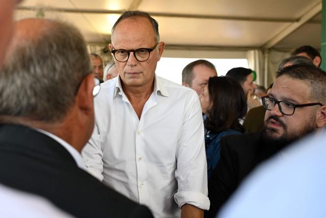 Candidate for France's 2027 presidential election for the right-wing Horizons party and Mayor of Le Havre Edouard Philippe speaks with participants during a visit to the "Terres de Jim" agricultural fair, organised by the Youth Farmers Union (Jeunes Agriculteurs), in Metz, northeastern France, on September 12, 2026. (Photo by Jean-Christophe VERHAEGEN / AFP)