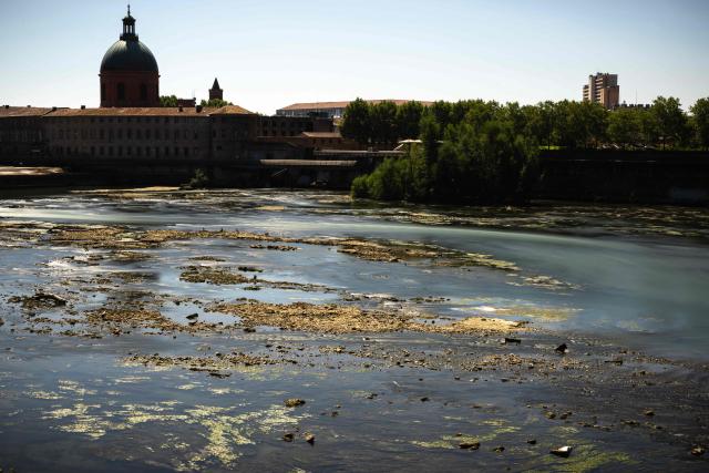 (FILES) This photo shows the water level of the Garonne River in the city centre of Toulouse, southwestern France on July 28, 2026. The Garonne has reached an “enhanced alert threshold” due to a lack of rainfall and a heatwave, leading to further water use restrictions, the Haute-Garonne prefecture announced in a statement on September 12, 2026. (Photo by Lionel BONAVENTURE / AFP)