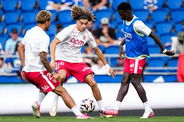 Monaco's Moroccan midfielder #46 Anis Soubeir (C) and Monaco's German forward #29 Paris Brunner (L) attend a warm up session ahead of the French L1 football match between RC Strasbourg Alsace and AS Monaco at the Stade de la Meinau in Strasbourg, eastern France, on September 12, 2026. (Photo by SEBASTIEN BOZON / AFP)