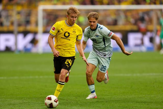 Dortmund's Swedish defender #24 Daniel Svensson and Paderborn's German defender #29 Clemens Lippmann vie for the ball during the German first division Bundesliga football match between Borussia Dortmund and SC Paderborn in Dortmund on September 12, 2026. (Photo by Leon Kuegeler / AFP) / DFL REGULATIONS PROHIBIT ANY USE OF PHOTOGRAPHS AS IMAGE SEQUENCES AND/OR QUASI-VIDEO