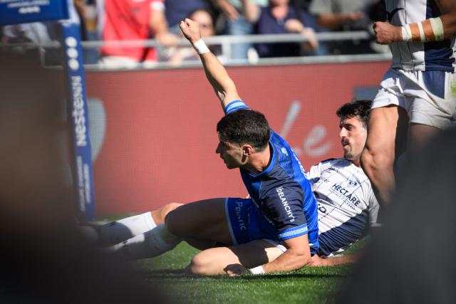Vannes' French full-back Paul Surano celebrates after scoring a second try during the French Top 14 rugby union match between RC Vannes and Montpellier Herault Rugby (MHR) at Stade de la Rabine in Vannes, western France,  on September 12, 2026.  (Photo by Loic VENANCE / AFP)