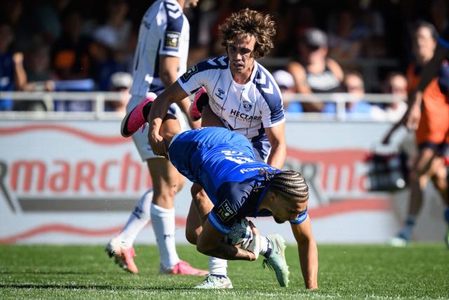 Vannes' French wing Enzo Benmegal (L) is tackled by Montpellier's French scrum-half Alexis Bernadet during the French Top 14 rugby union match between RC Vannes and Montpellier Herault Rugby (MHR) at Stade de la Rabine in Vannes, western France,  on September 12, 2026.  (Photo by Loic VENANCE / AFP)
