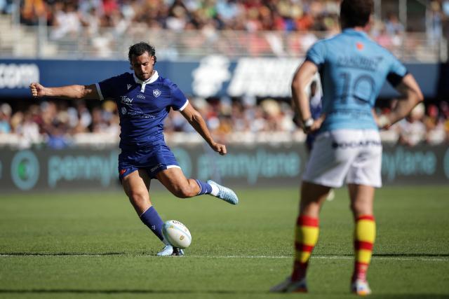 Castres' French fly-half Louis Le Brun (L) kicks the ball for a penalty during the French Top14 rugby union match between USA Perpignan and Castres Oympique at the Aime-Giral stadium in Perpignan, south-western France on September 12, 2026. (Photo by Valentine CHAPUIS / AFP)