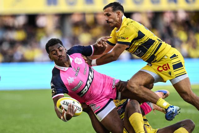 Stade-Francais Paris' Fijian centre #14 Alivereti Duguivalu (L) is tackled by Clermont-Ferrand's French full-back #15 Kylan Hamdaoui during the Top 14 rugby union match between ASM Clermont Auvergne and Paris Stade-Francais at the Marcel-Michelin Stadium in Clermont-Ferrand, central France on September 12, 2026. (Photo by JEFF PACHOUD / AFP)
