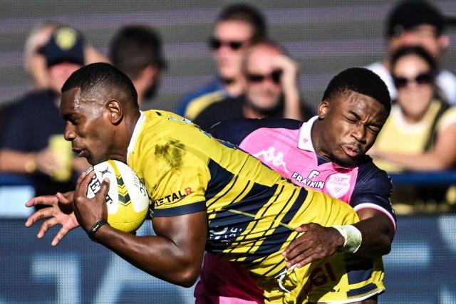 Clermont-Ferrand's Fijian centre #13 Alivereti Loaloa (L) fights for the ball with Stade-Francais Paris' Spanish wing #11 Samuel Ezeala during the Top 14 rugby union match between ASM Clermont Auvergne and Paris Stade-Francais at the Marcel-Michelin Stadium in Clermont-Ferrand, central France on September 12, 2026. (Photo by JEFF PACHOUD / AFP)