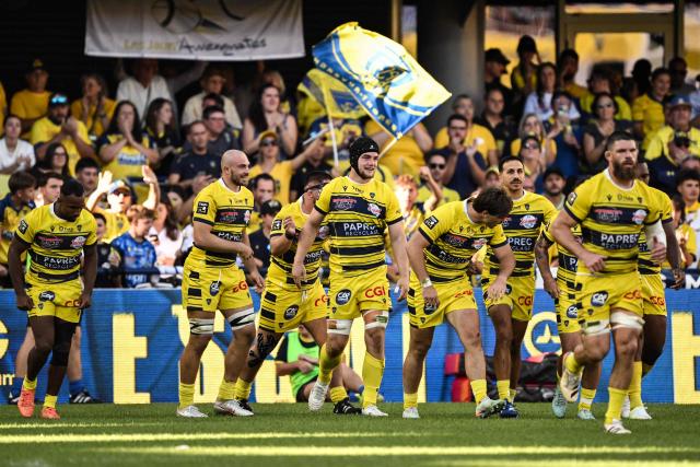 Clermont-Ferrand’s French lock #22 Thibaud Lanen (C) celebrates with his teammates after scoring a try during the Top 14 rugby union match between ASM Clermont Auvergne and Paris Stade-Francais at the Marcel-Michelin Stadium in Clermont-Ferrand, central France, on September 12, 2026. (Photo by JEFF PACHOUD / AFP)